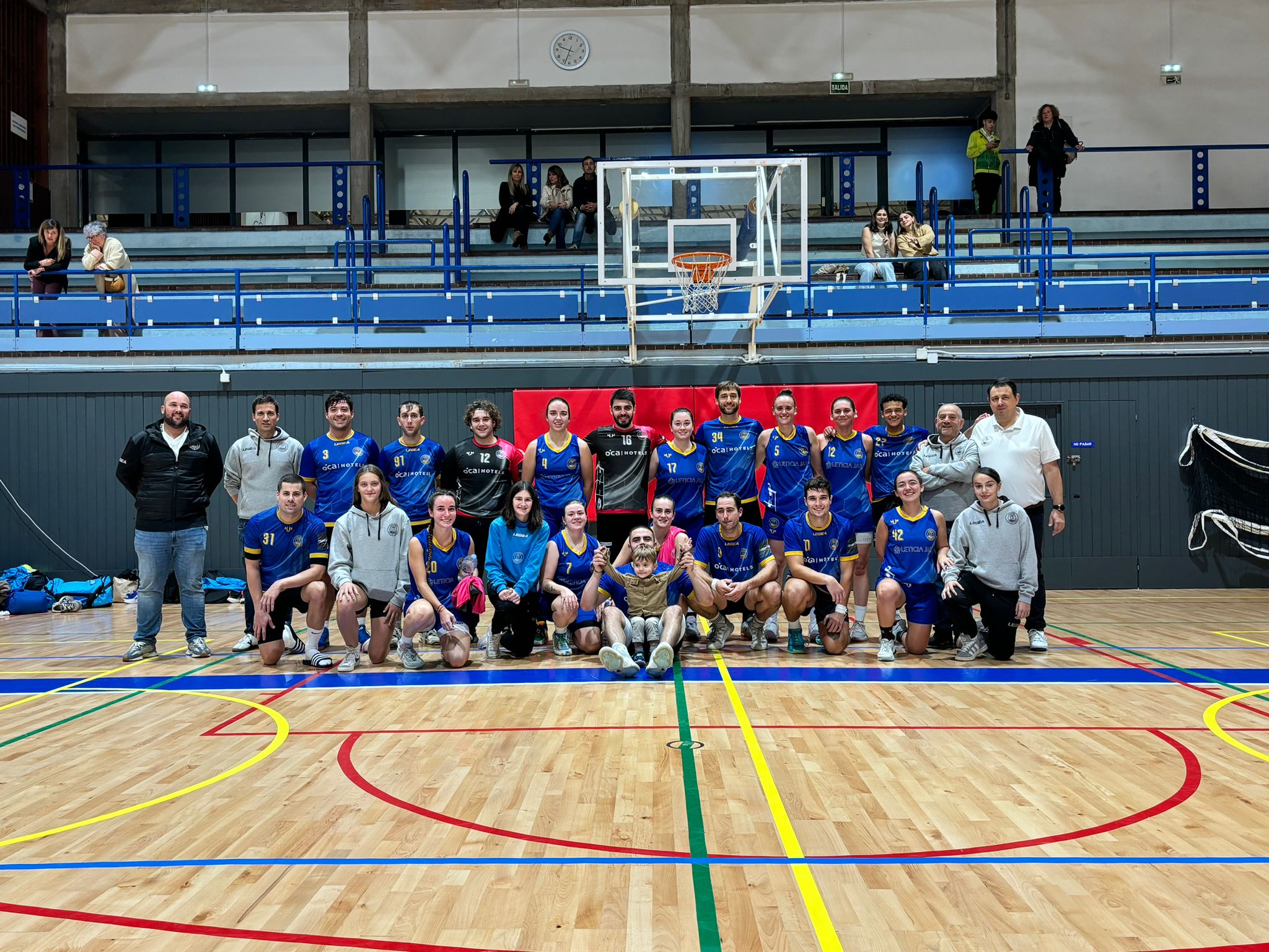 LOS SENIOR DE BALONMANO Y LAS SENIOR DE BASKET DEL VILLA DE LUANCO DERROTARON AL GRUPO COVADONGA